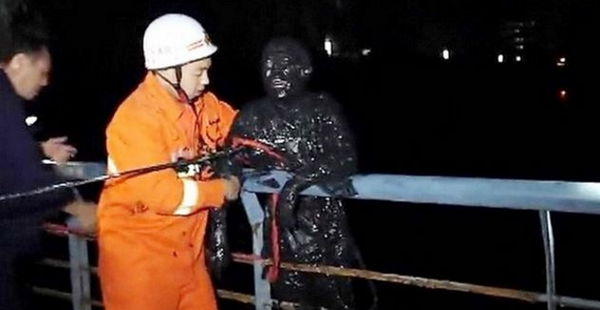 Çinli Adam Kestirmeden Gideyim Derken Kafa Üstü Lağıma Düştü!