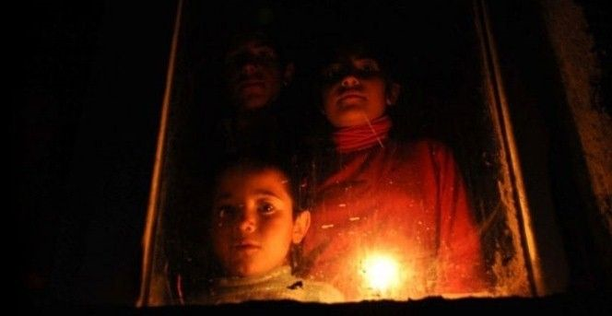 Elektrik Borcunu Ödeyemeyince Mum Işığında Yaşıyorlar