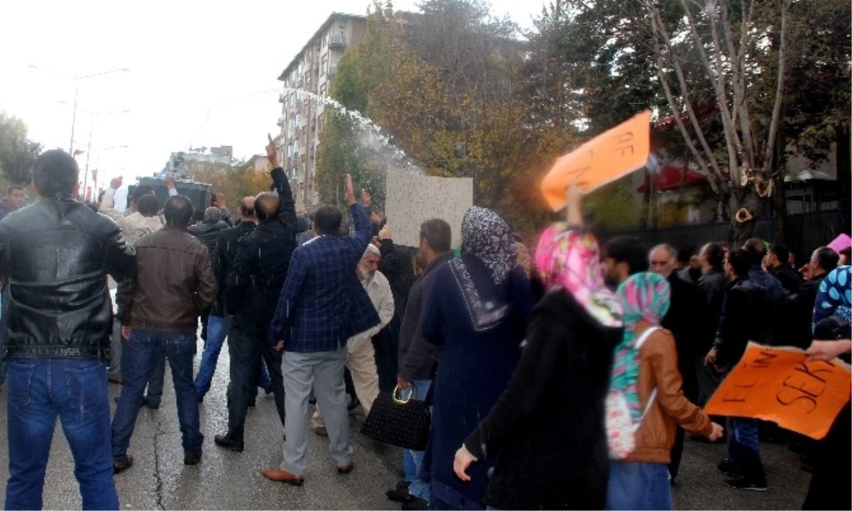 Erzurum\'da İzinsiz Yürüyüş Yapan Konutzedelere Polis Müdahalesi