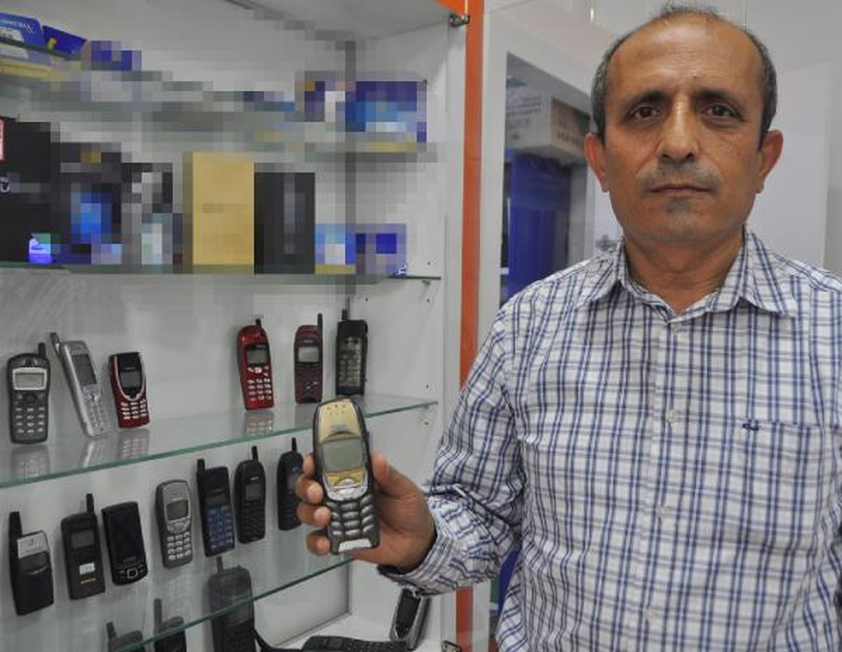 Eski Cep Telefonlarıyla Vitrini Müze Haline Dönüştürdü