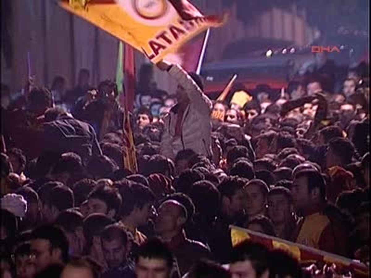 Galatasaraylı Taraftarlar Florya\'ya Akın Etti