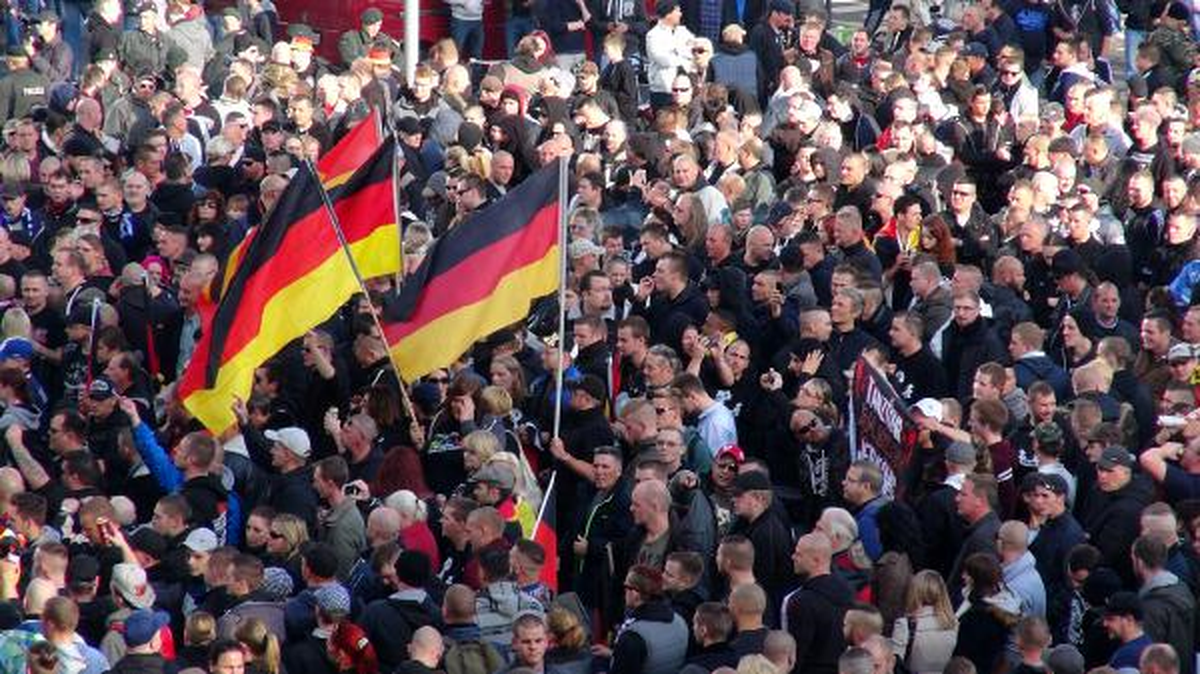 Köln\'de Holiganların Selefileri Protesto Mitingi Olaylı Geçti