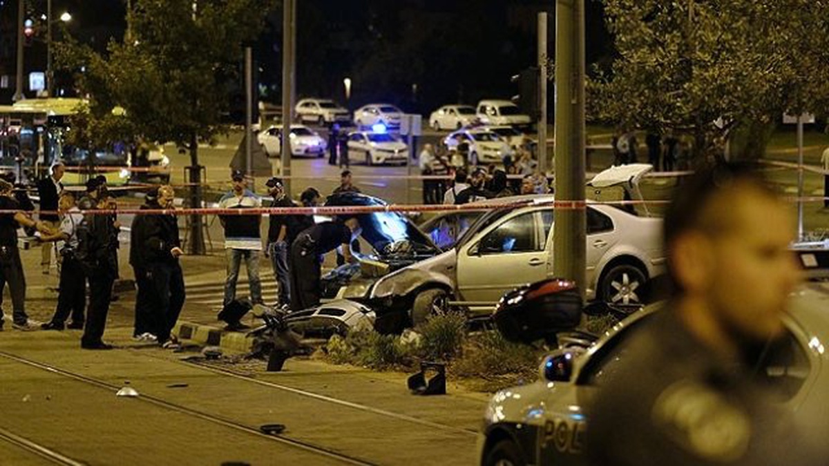 Kudüs\'te Aracın Duraktaki Yolculara Çarpması