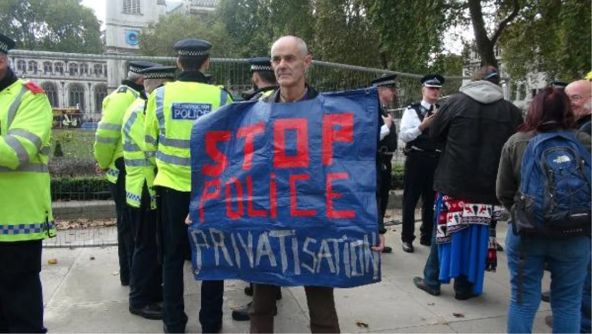 Londra\'da Eylemcilere Polis Müdahalesi