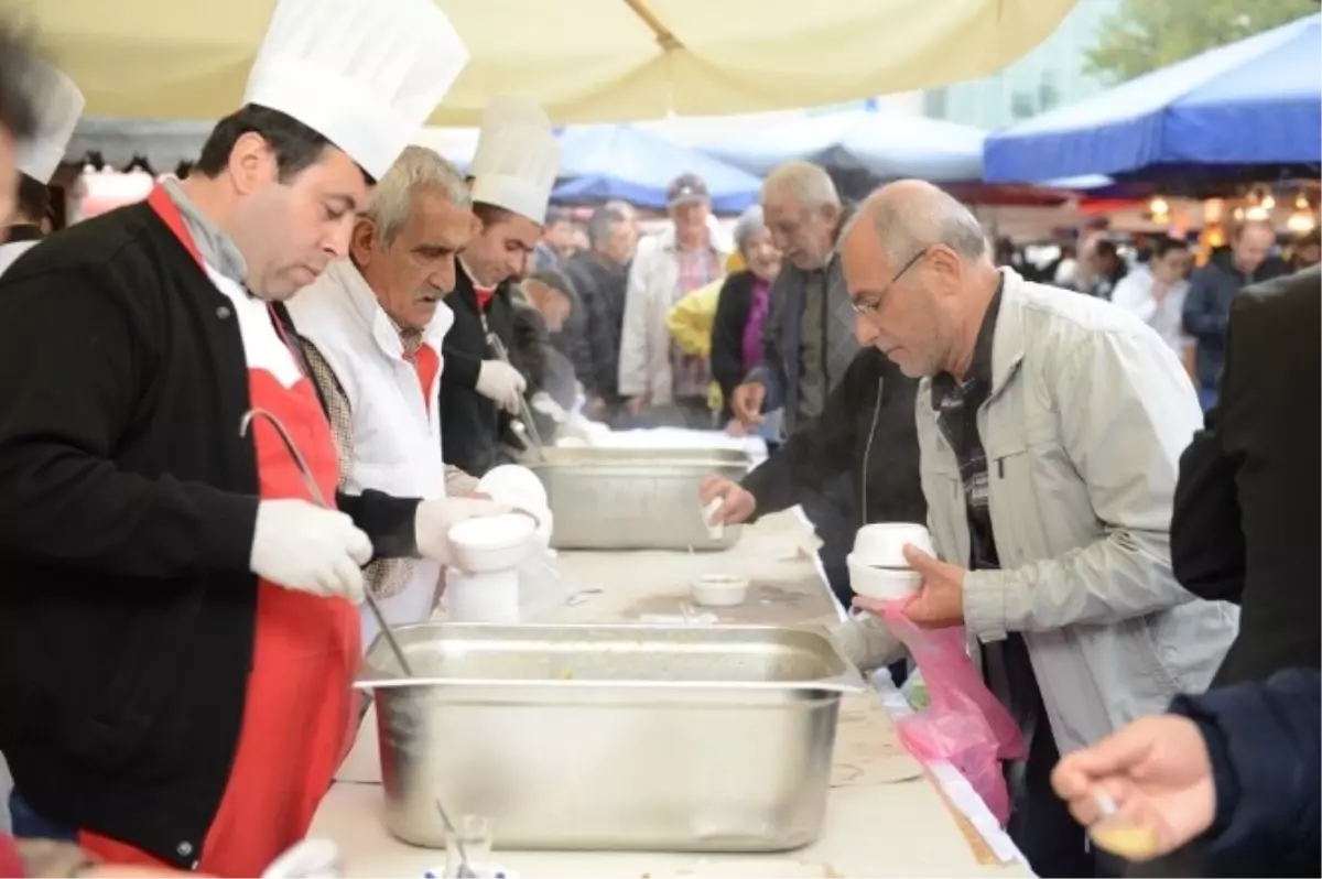 Nilüfer Belediye Başkanı Bozbey Aşure Dağıttı