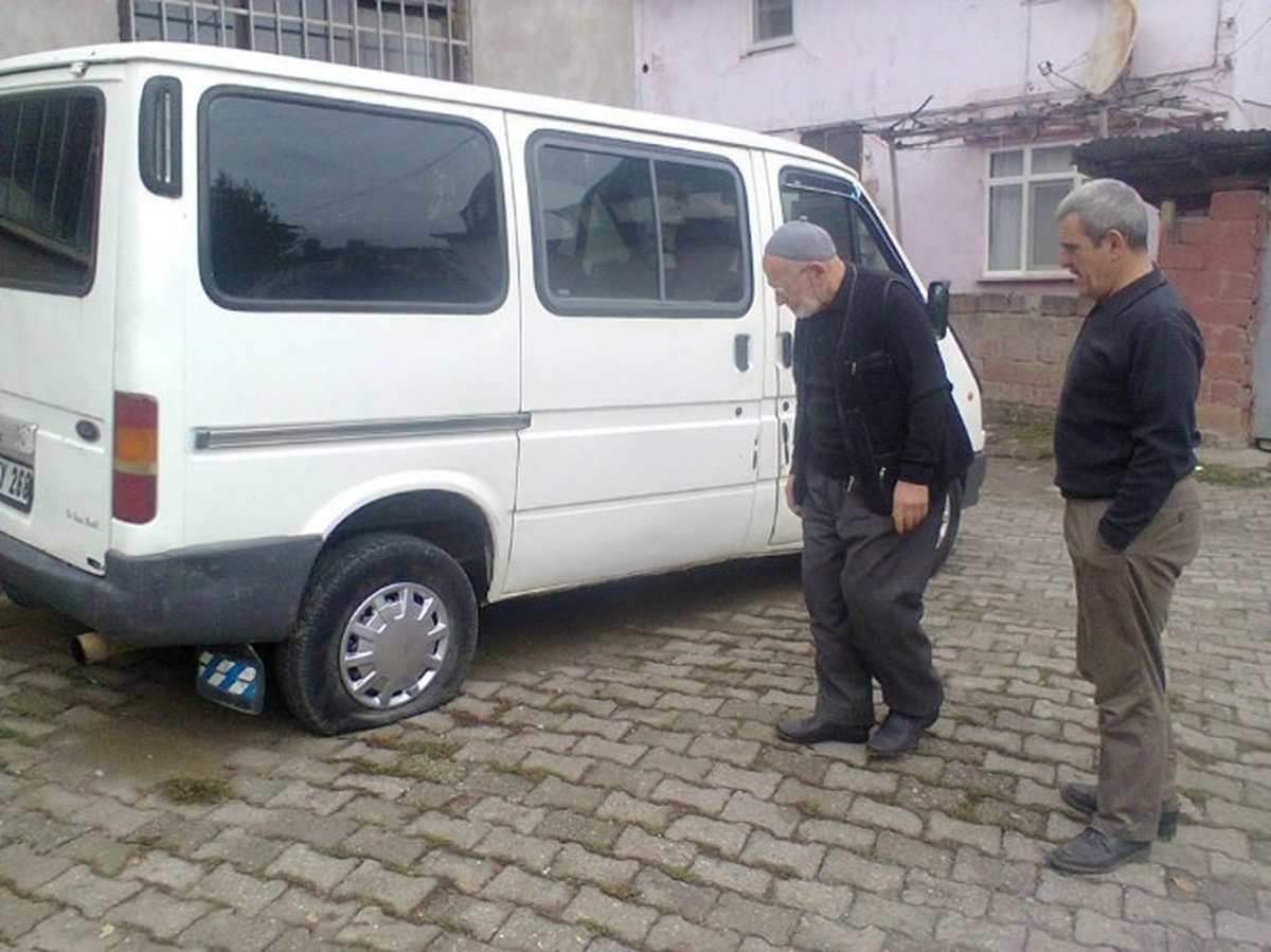 Park Halindeki 7 Aracın Lastikleri Kesildi