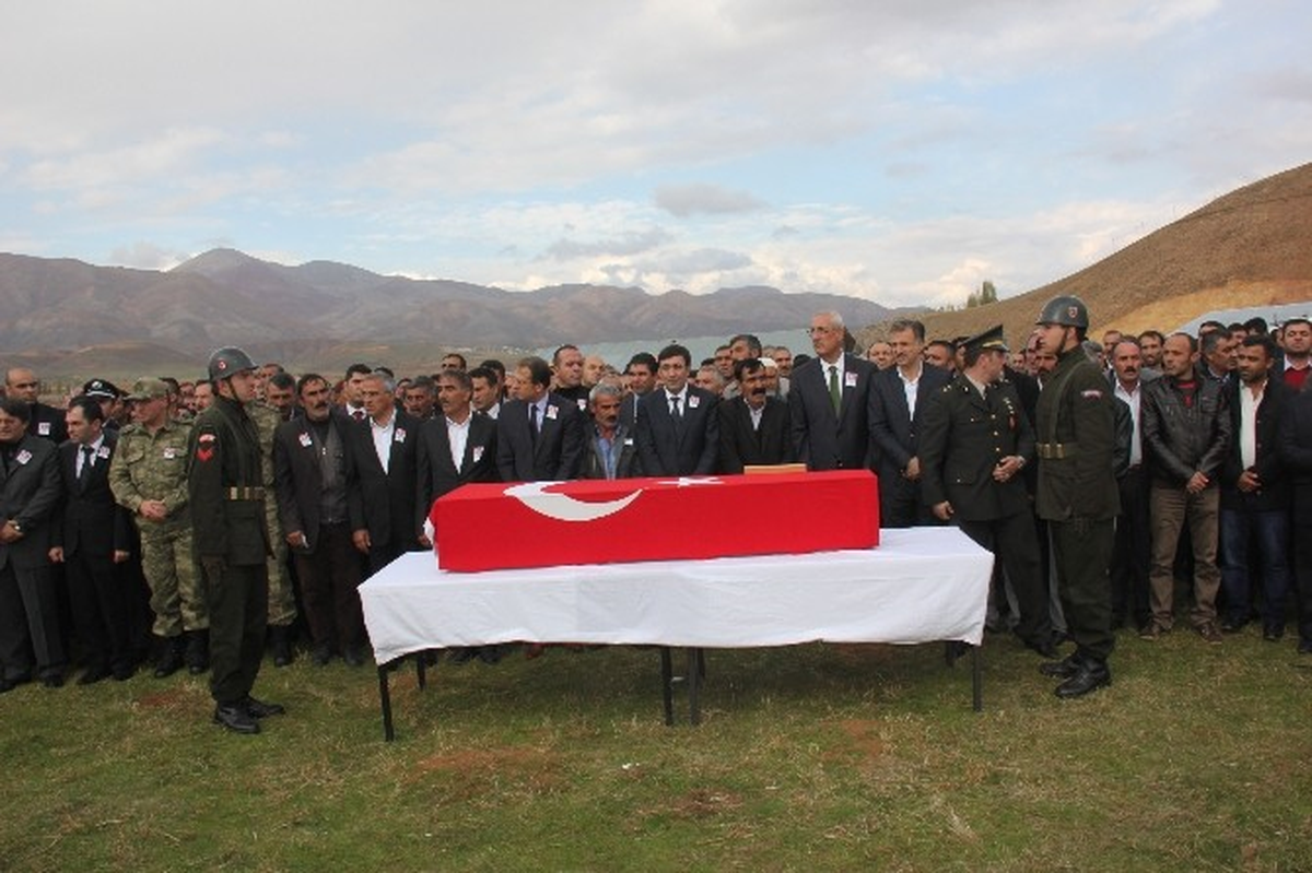 Şehit Asker Bingöl\'de Toprağa Verildi