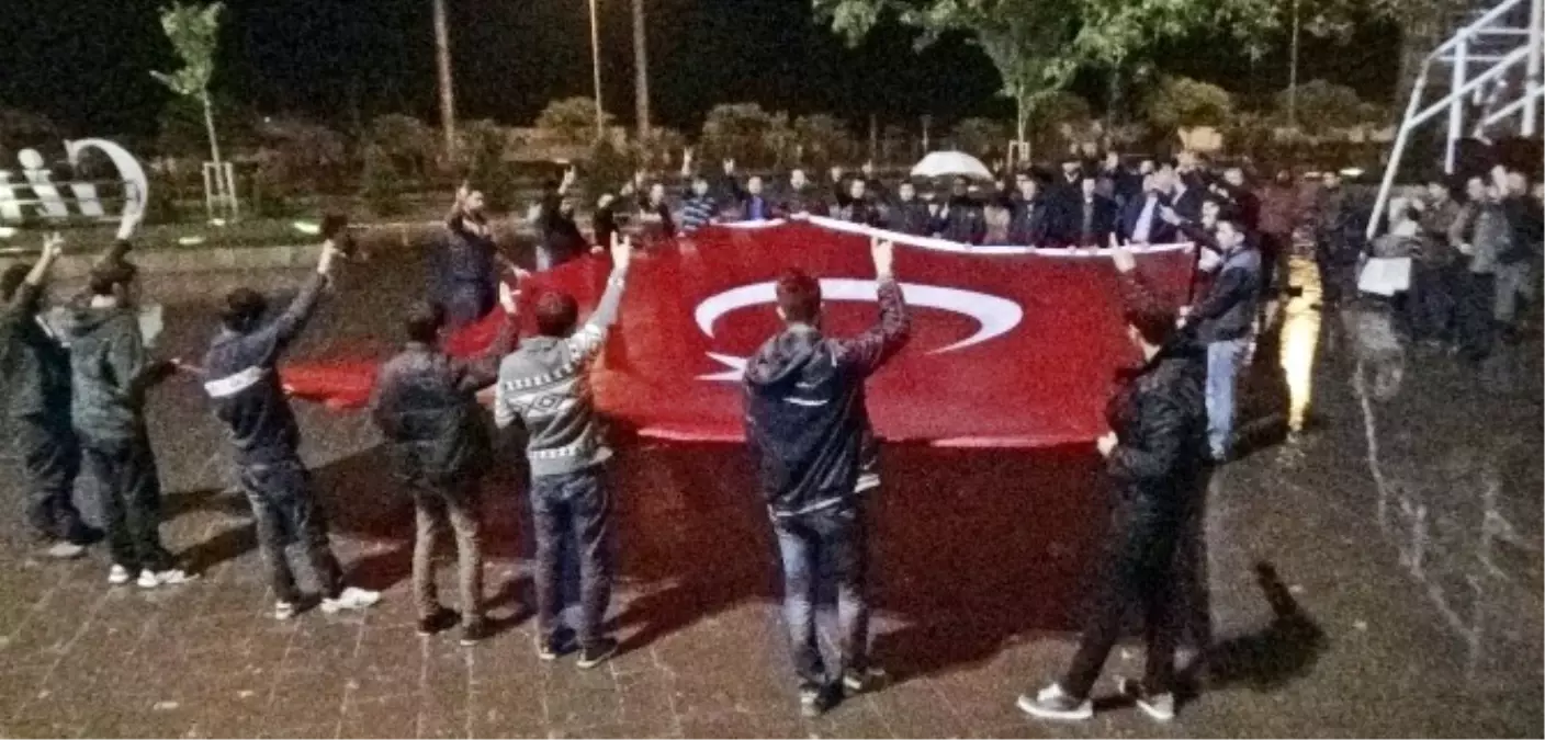 Ülkücüler Şehitler İçin Yağmur Altında Dua Etti