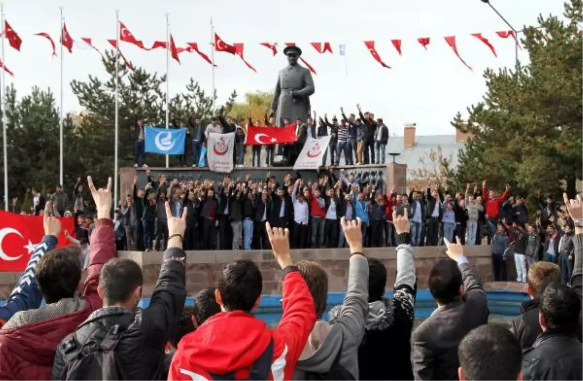 Erzurum\'da Ülkü Ocakları Şehitler İçin Yürüdü