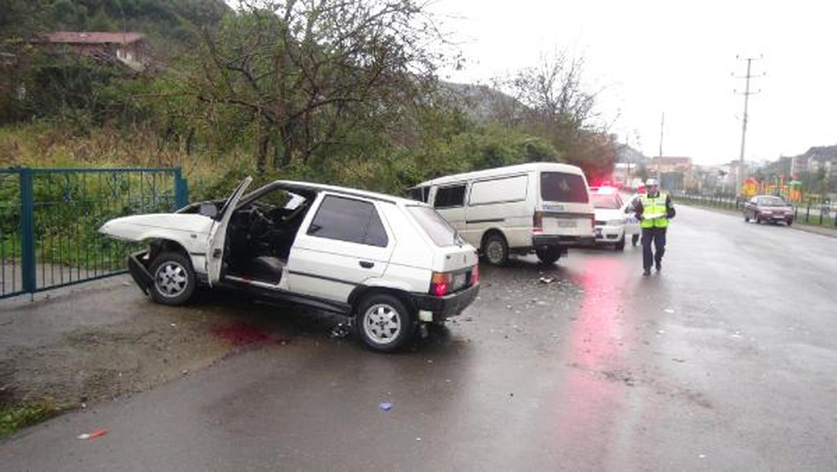 Zonguldak\'ta Kamyonet ile Otomobil Çarpıştı: 3 Yaralı