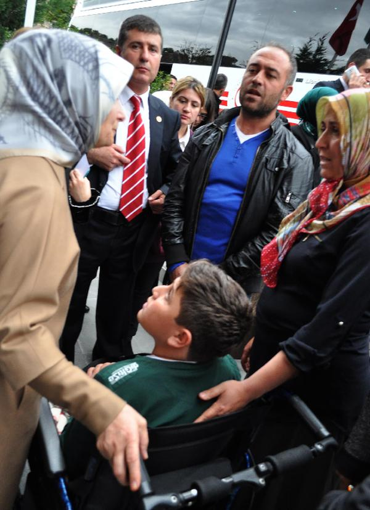 2 Ayağı Kesilen Battal\'a Sare Davutoğlu\'nun Yardım Eli Uzandı