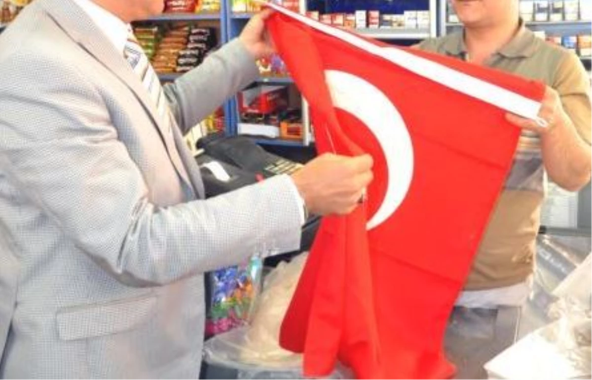 Belediye Vatandaşa 5 Bin Türk Bayrağı Dağıttı