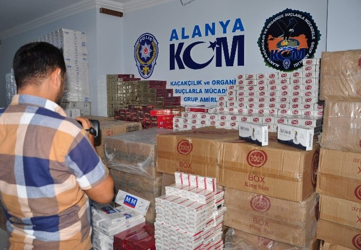 Alanya\'da Gümrük Kaçağı 3 Bin 563 Paket Sigara Ele Geçirildi