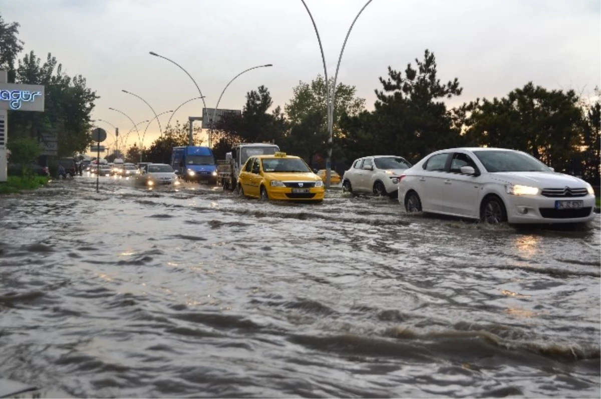 Ankara\'da Sağanak Yağış, Yolları Göle Çevirdi