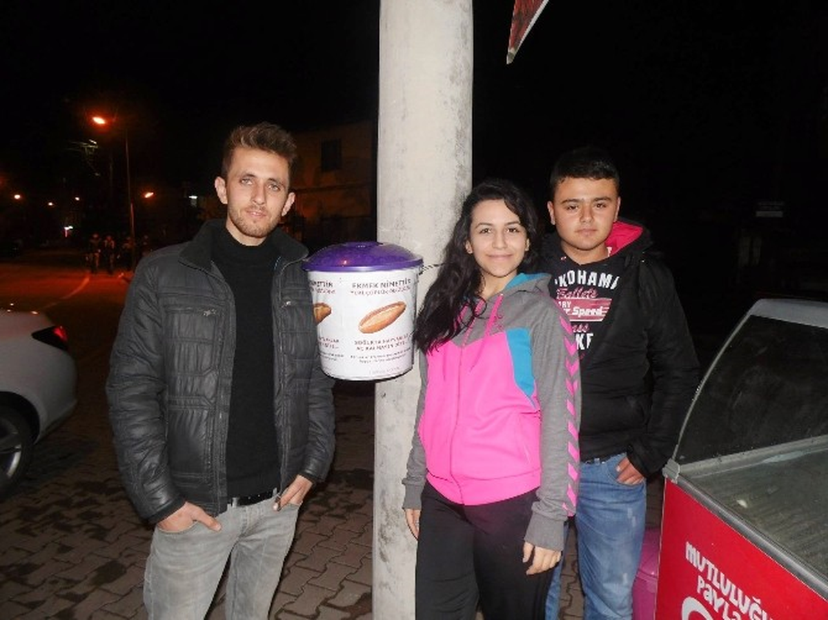 Bayat Ekmekler Çöpe Değil, Sokak Hayvanlarına
