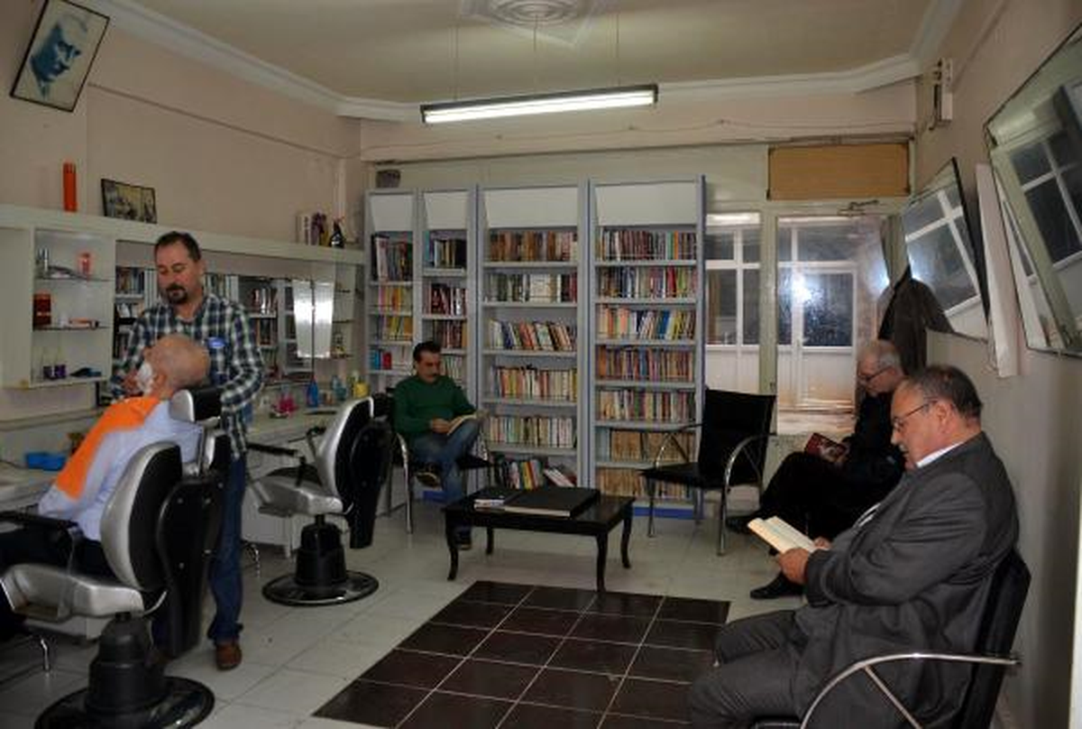 Berber Dükkanda Kütüphane Oluşturdu
