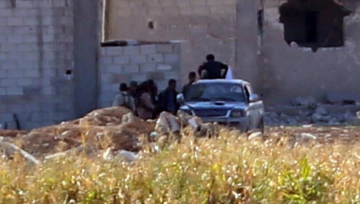 Kobani\'de Yaralananlar Beyaz Bayraklı Kamyonetlerle Taşınıyor