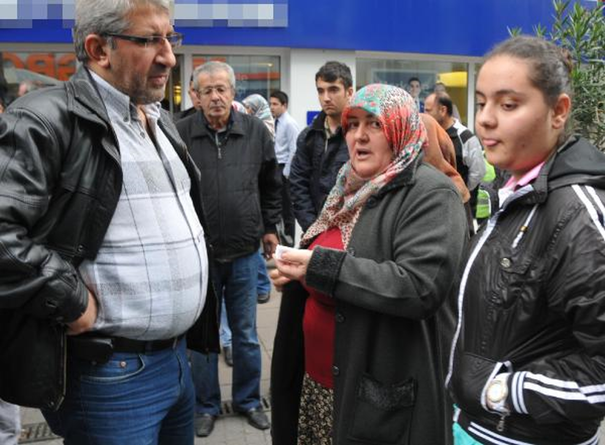 Çocuklar Banka Önünde Torpil Patlatıp Kaçtı, Yoldan Geçen Kadın Yaralandı