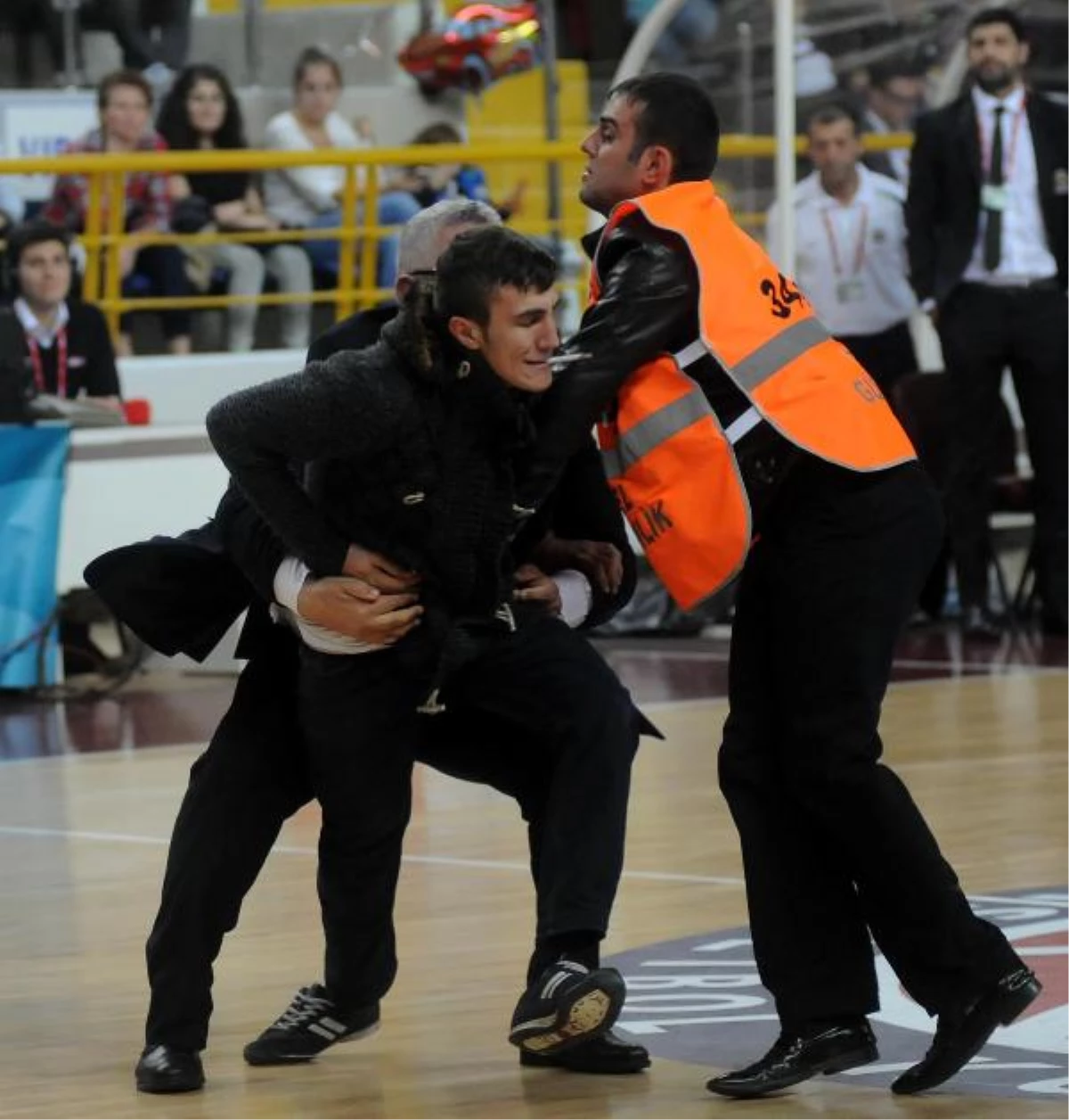 Fenerbahçe Ülker Maçında Sahaya Girdi, "Beşiktaşlı\'yım" İddiasında Bulundu