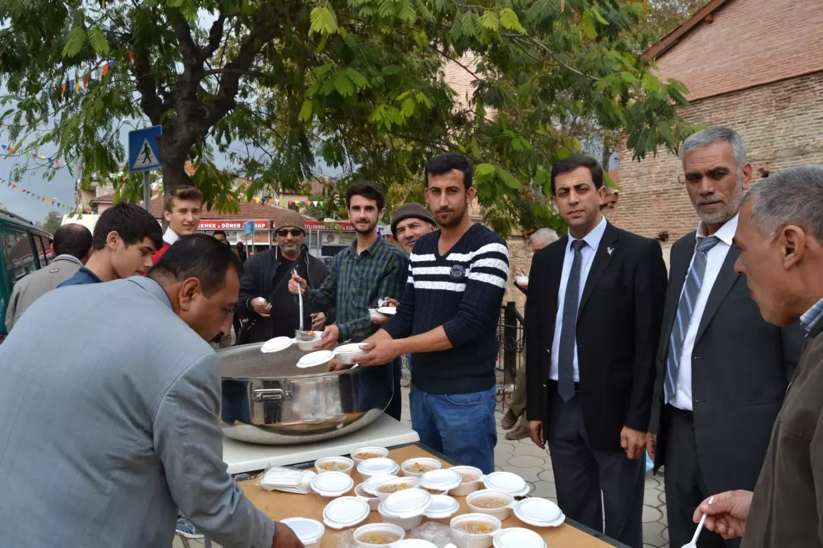 Güven Tazeleyen Başkan ve Yönetim Aşure Dağıttı