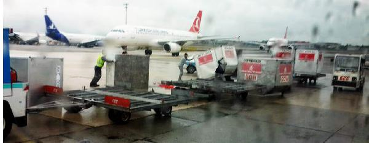 Atatürk Havalimanı\'nda Kargo Araçları Çarpışınca Uçak Trafiği Durdu