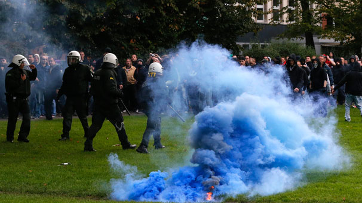 Irkçılar, Köln\'de Selefiler\'i Protesto Etti: 44 Polis Yaralı