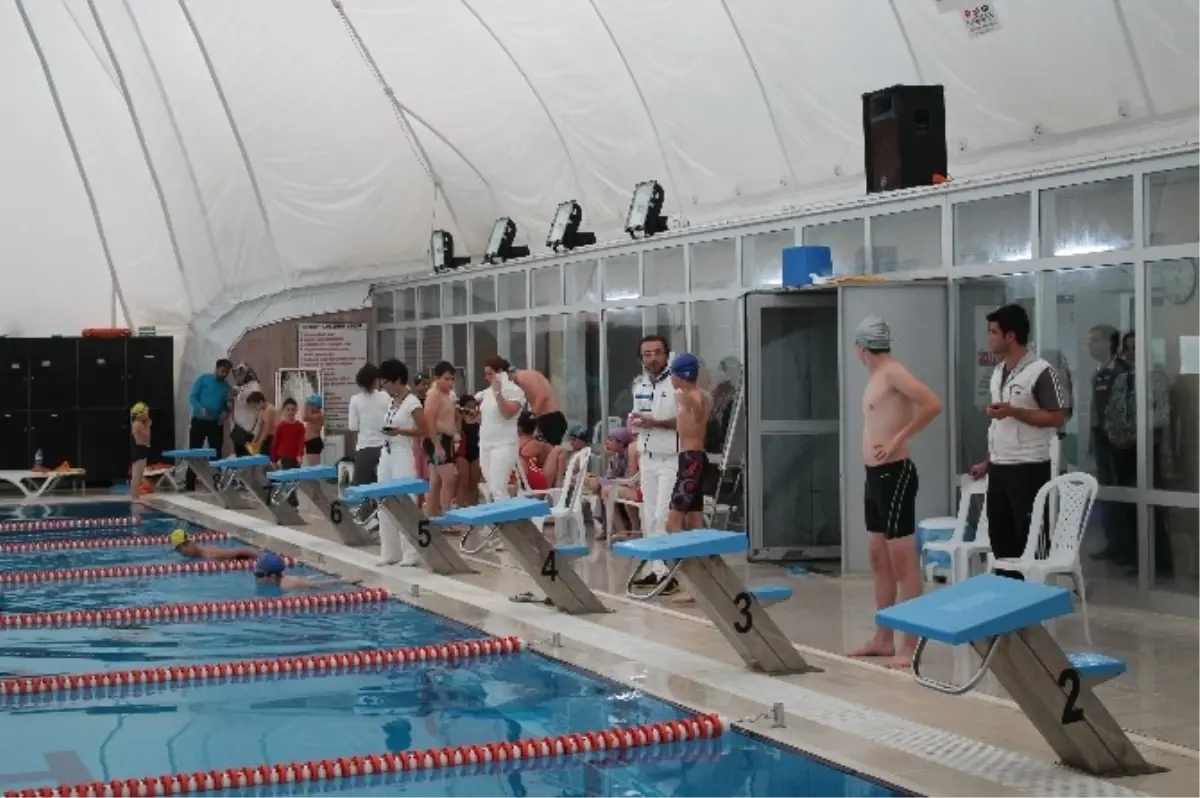 Karaman'da Cumhuriyet Kupası Yüzme Yarışları Yapıldı