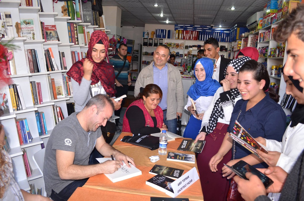 Kitaplarını Suriyeliler İçin İmzaladı