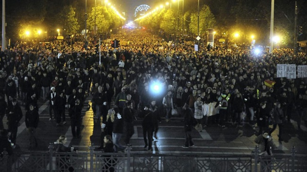 Macaristan\'da İnternet Vergisini Protesto