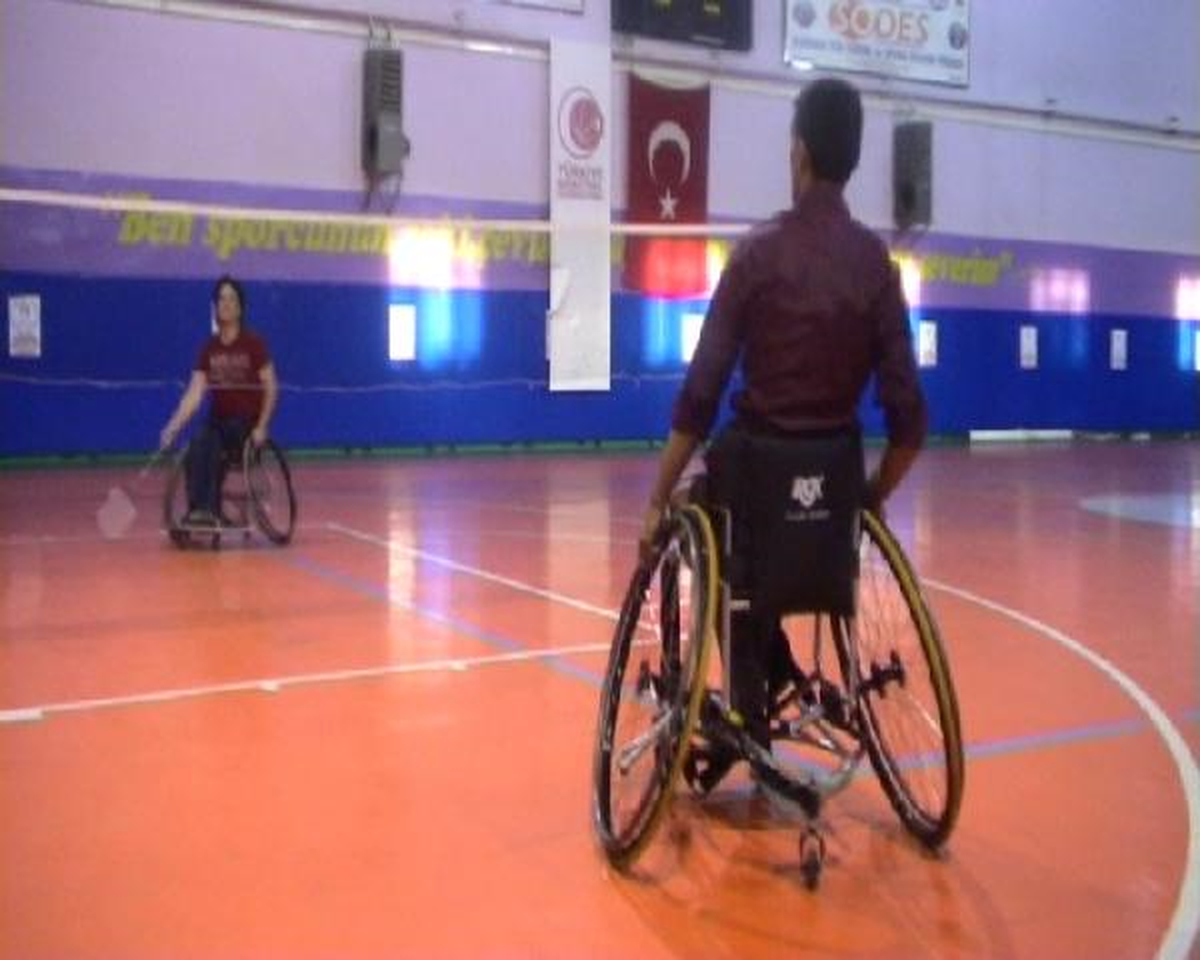 Muş\'ta Engelliler Badminton Öğreniyor