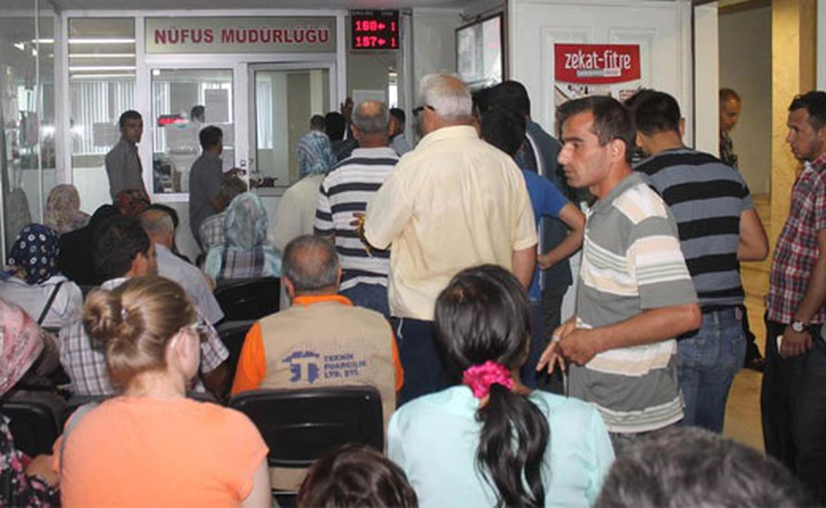 Nüfus Dairesinde Hayatının Şokunu Yaşadı
