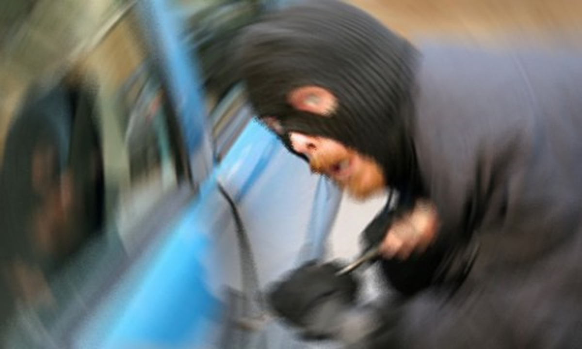 Otomobilin Teybini Çaldılar