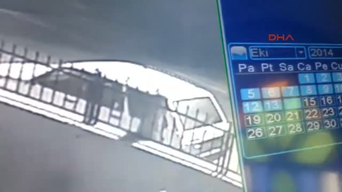 Otomobillere Zarar Verirken Güvenlik Kamerasına Yakalandı