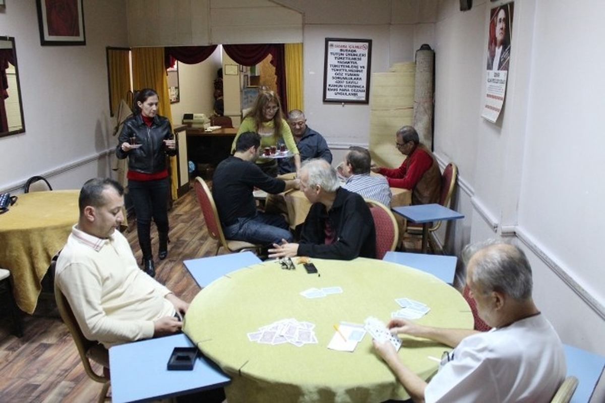 Eşi Cezaevine Girince Kahvehanenin Yükünü Devraldı