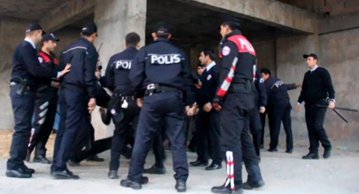 Erzurum\'da Polis, Bıçaklı Şüpheliyi Biber Gazıyla Etkisiz Hale Getirdi