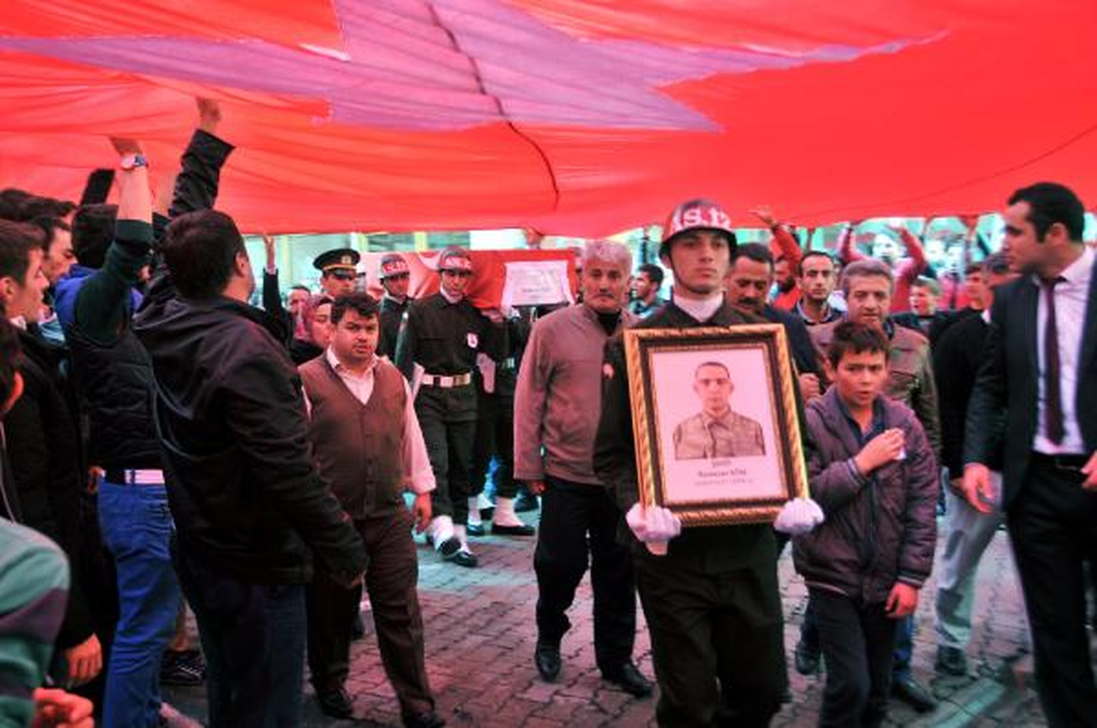 Şehit Er Ramazan Köse, Borçka\'da Gözyaşlarıyla Uğurlandı