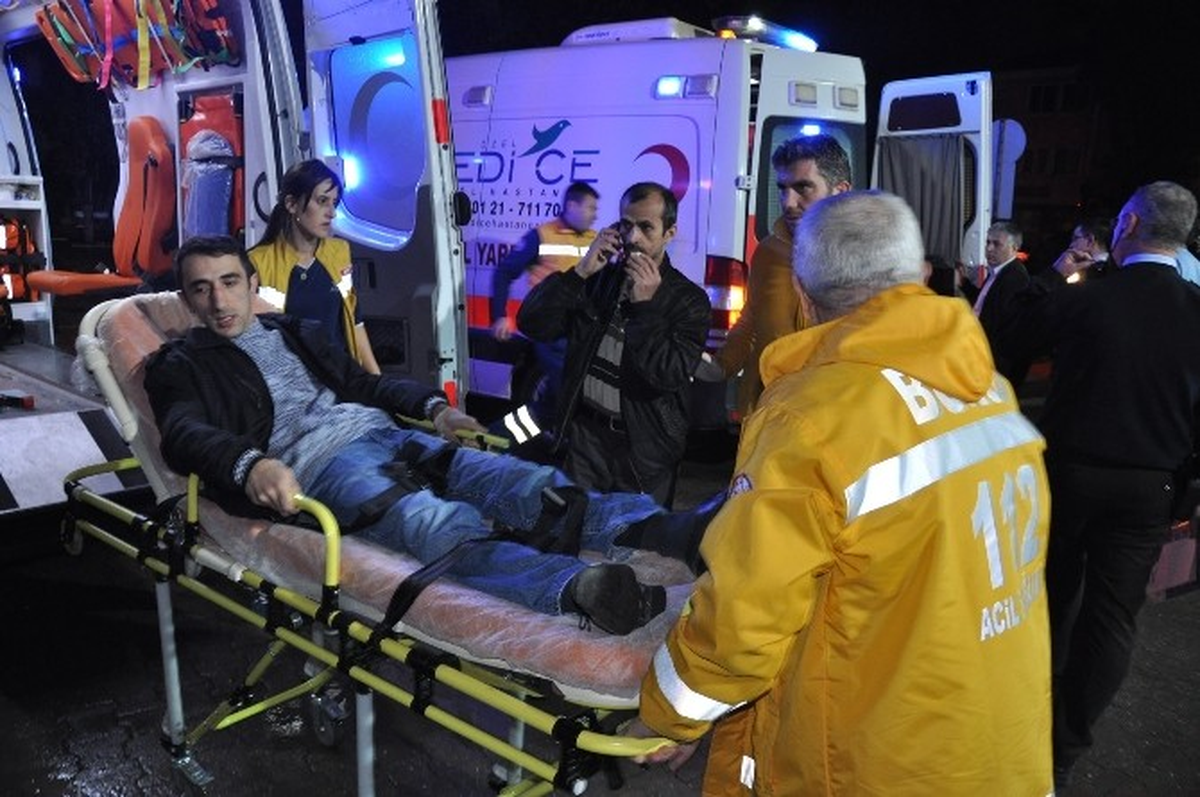 İnegöl\'de Servis Aracı ile Otomobil Çarpıştı: 11 Yaralı