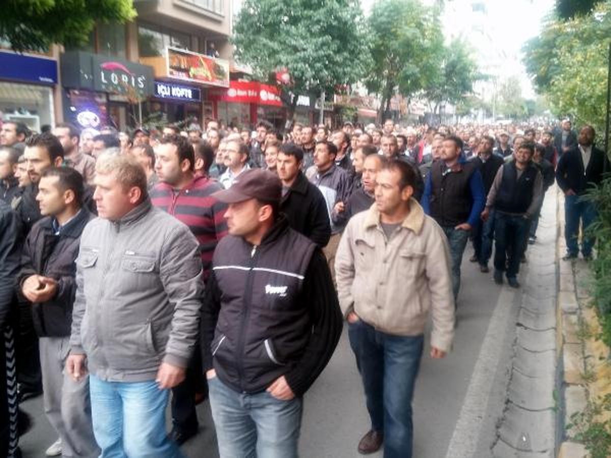 Soma\'da Ücretlerini Alamayan Madenciler Yürüdü