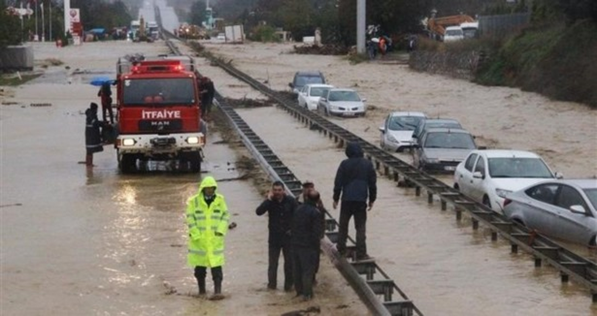 Sular Altında Kalan D-100 Karayolu 6 Saat Sonra Ulaşıma Açıldı