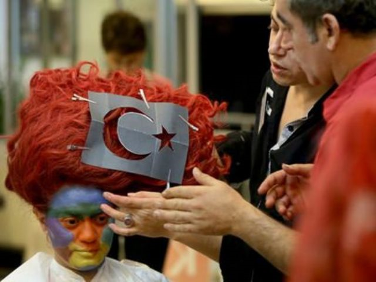 Türk Bayrağını "Baş Tacı" Yaptılar