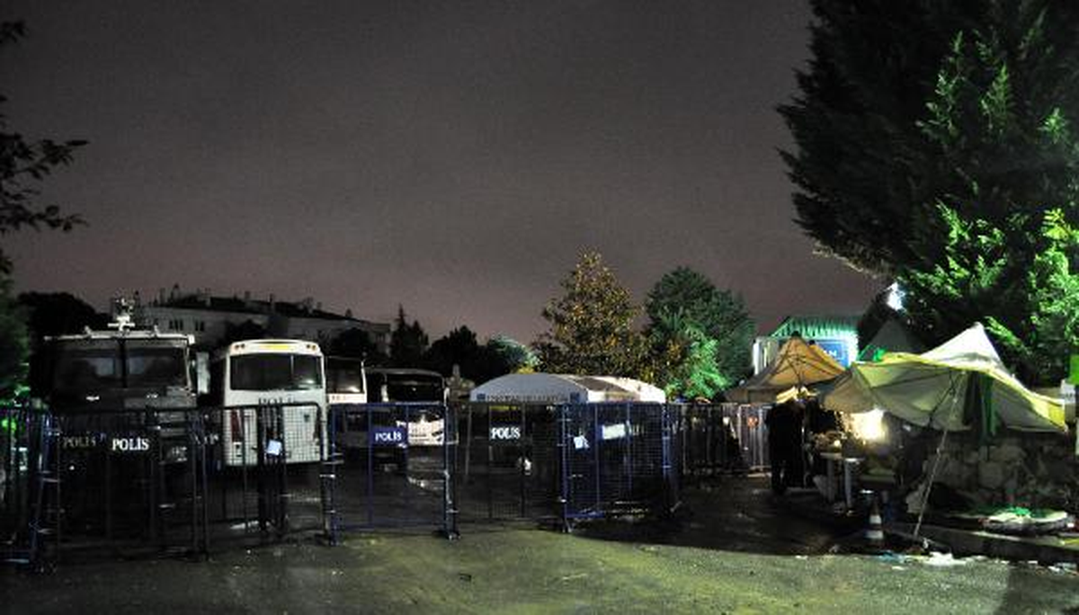 Validebağ'da Soğuk ve Yağışlı Havaya Rağmen Gece Nöbeti