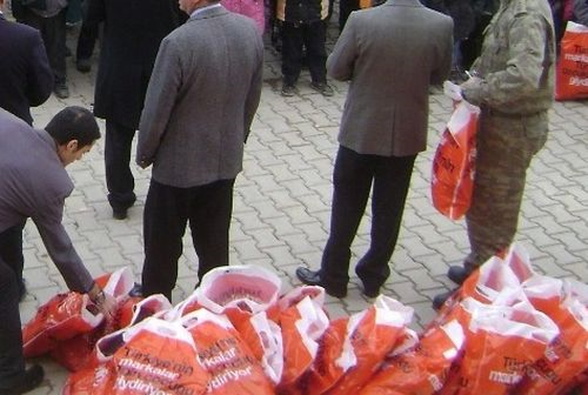 Yeşilyurt\'ta Öğrencilere Giyim Yardımı Yapıldı