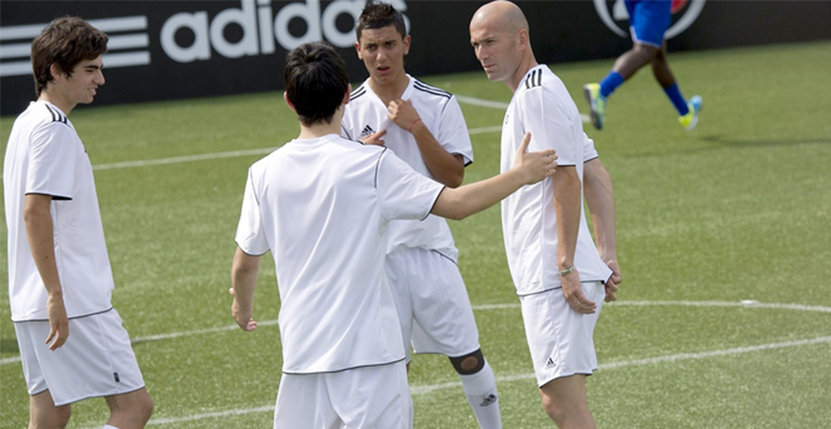 Zinedine Zidane, 3 Ay Futboldan Men Edildi