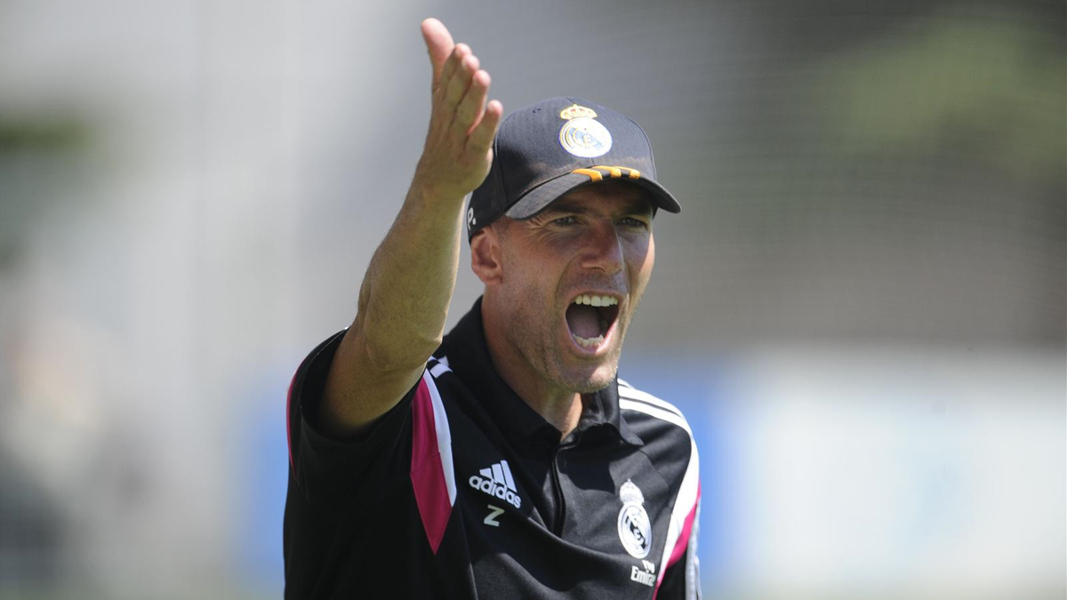 Zinedine Zidane\'a 3 Ay Sahalardan Men Cezası