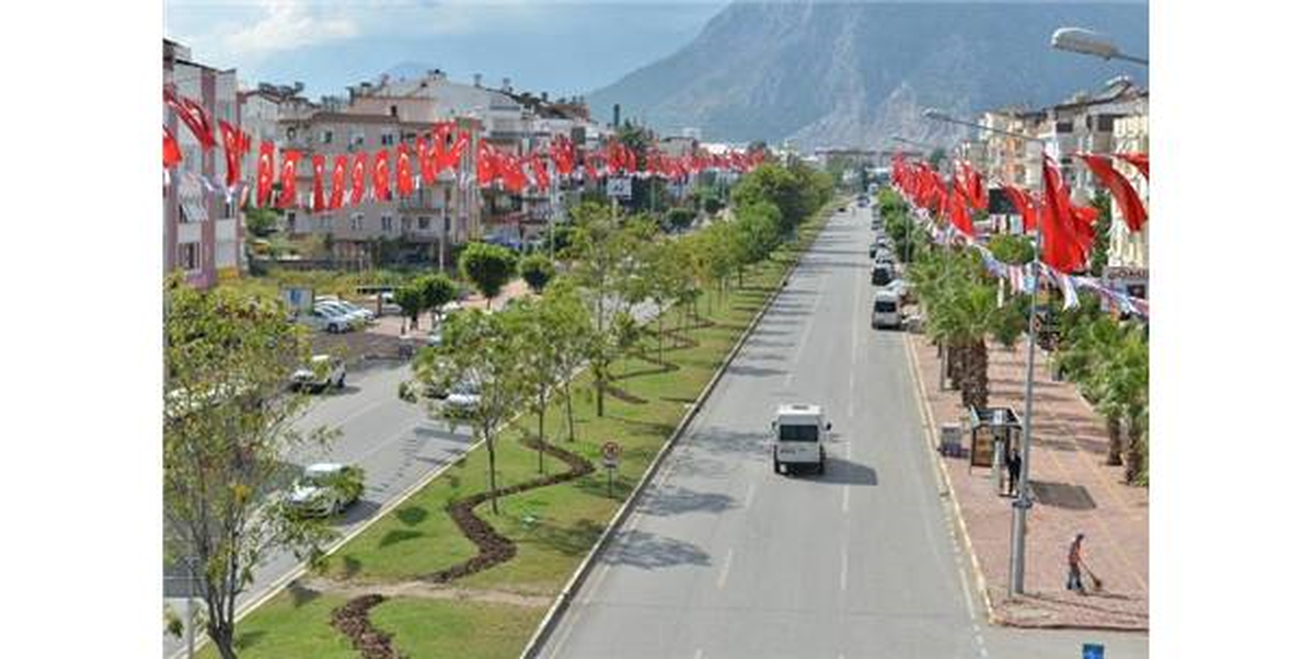 Konyaaltı\'nın Ana Caddeleri Türk Bayraklarıyla Süslendi