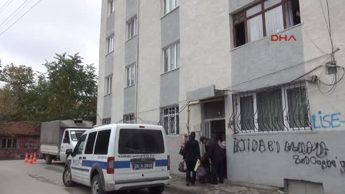 Babasının Eve Kilitlediği 13 Yaşındaki Kızı Polis Kurtardı