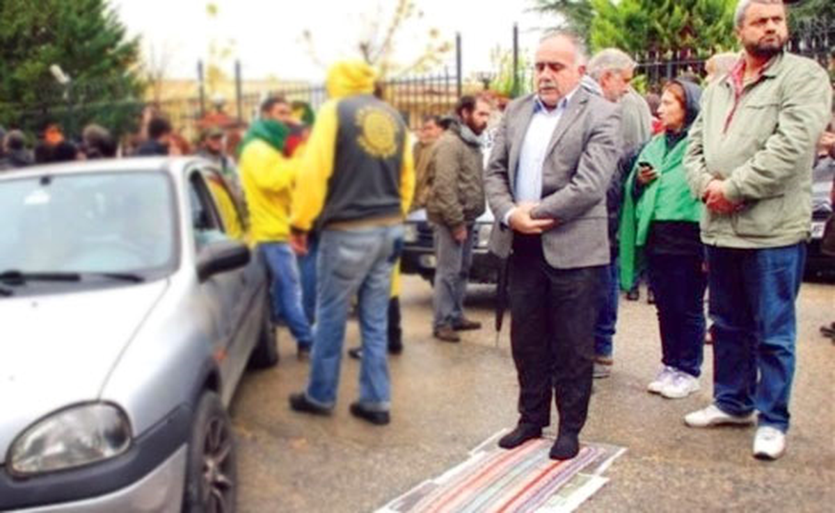 Namazı Şovlarına Alet Ettiler