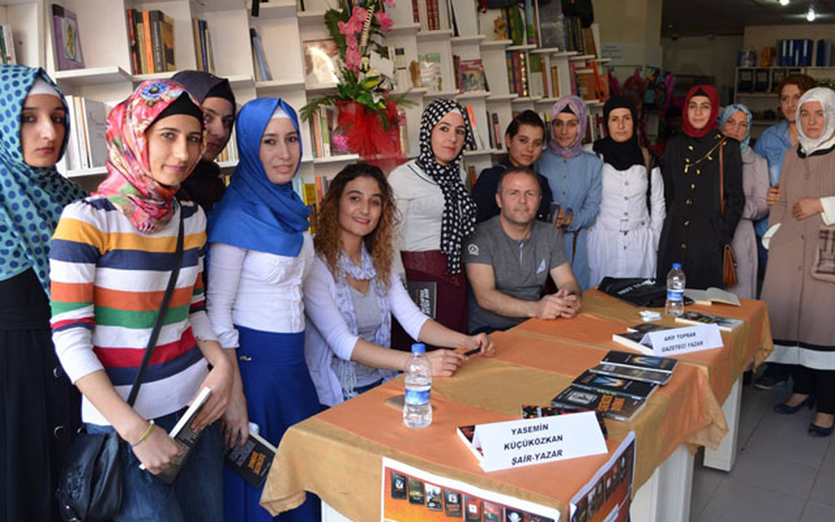 Kitaplarını Suriyeliler için imzaladı