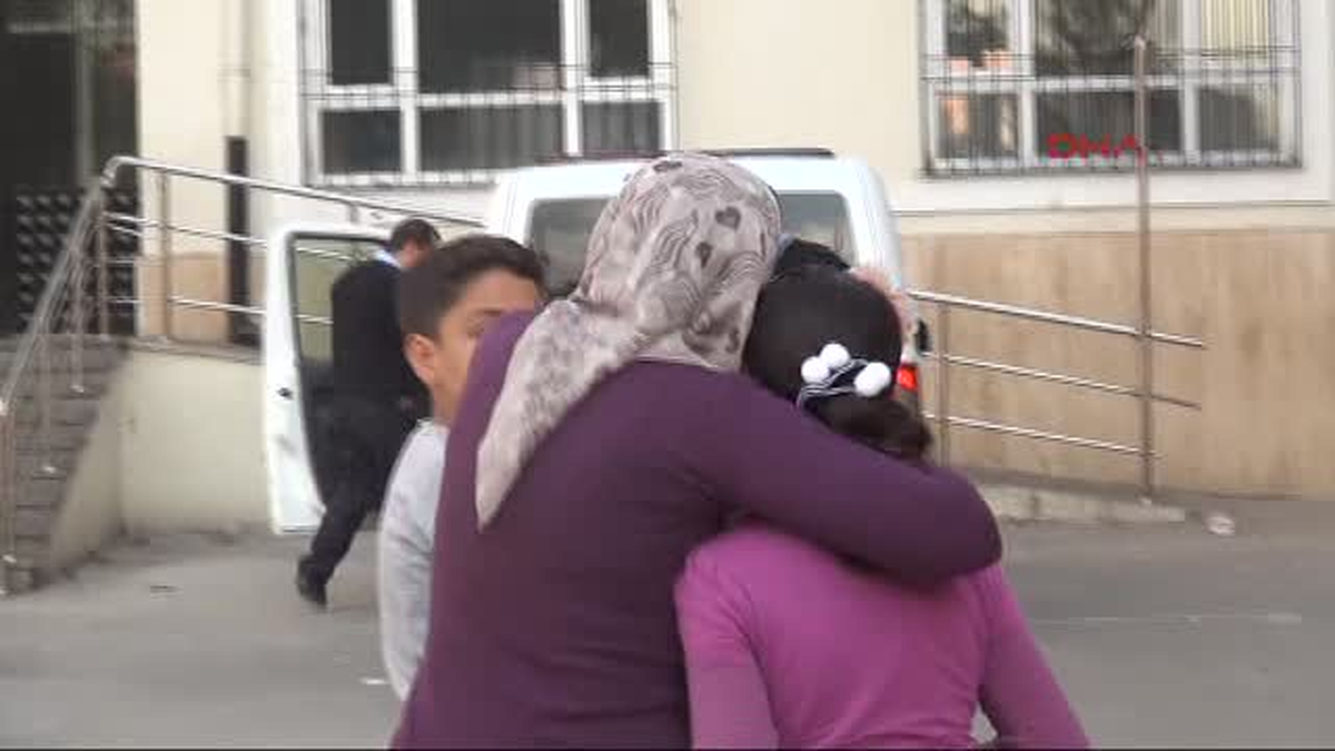 Okulda Unutulan Ayfer\'i İtfaiye Kurtardı