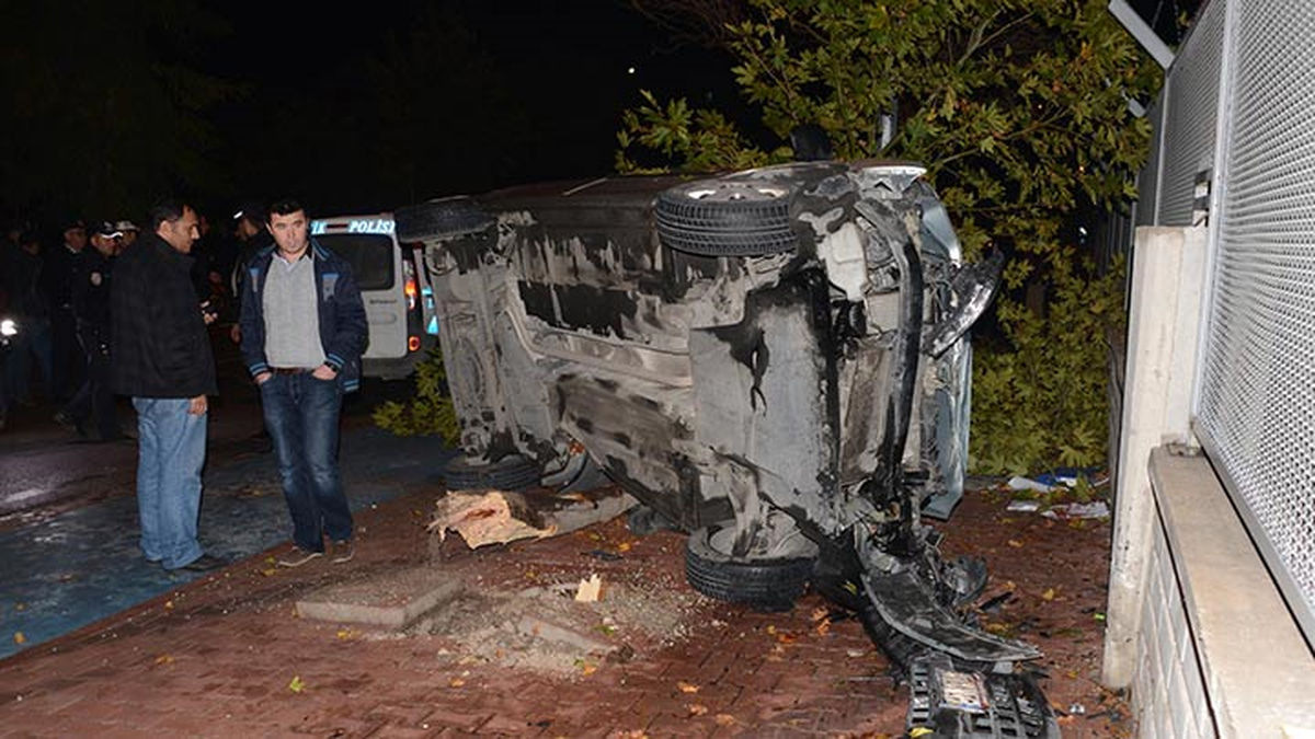 Polis Aracına Otomobil Çarptı